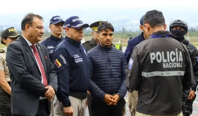 El expolicía Germán Cáceres junto a las autoridades.
