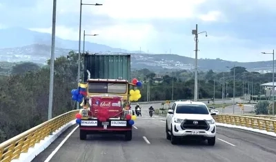 Uno de los primeros tractocamiones en cruzar la frontera con carga.