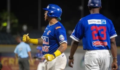 Harold Ramírez celebra tras remolcar la carrera del empate 5-5 de Caimanes ante Vaqueros.