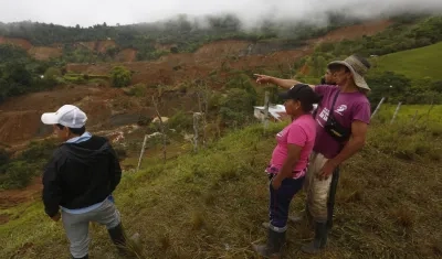 Habitantes observan el derrumbe en Rosas.