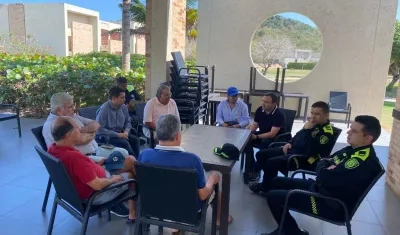 Reunión de la Policía y Gobernación con el Consejo de Administración de Agua Marina. 