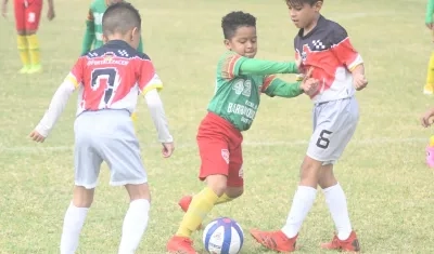 Acción del juego entre Academia Barranquillera y Fortaleza.