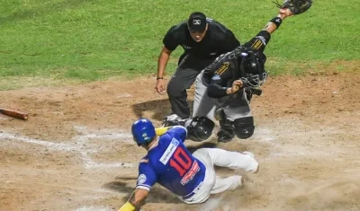 Harold Ramírez anota la sexta carrera de Caimanes, en el séptimo inning.
