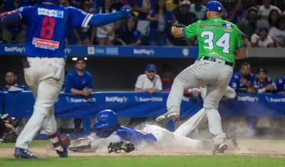 Dilson Herrera anota la carrera que le dio el triunfo a Caimanes sobre Vaqueros.