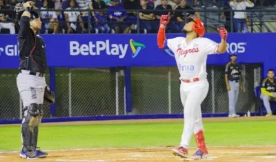 Meibrys Viloria llega al plato tras conectar su primer jonrón de la noche.