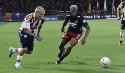 Juan Fernando Quintero avanza ante la marca de Andrés Ibargüen.