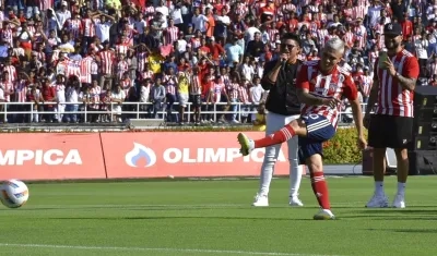 Juanfer Quintero ensayando un remate esta tarde en el Metropolitano.