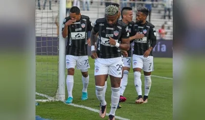 Celebración juniorista del gol de Omar Albornoz.