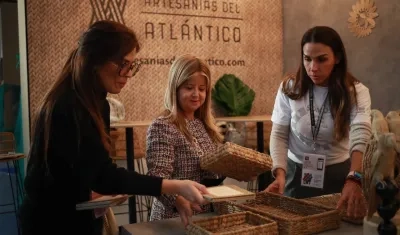 La Gobernadora Elsa Noguera exhibiendo las artesanías. 