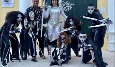 La Reina del Carnaval de Soledad, Ashly Fadul, junto a un grupo de 'muertes'. 