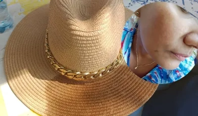 La mujer agredida muestra la zona afectada