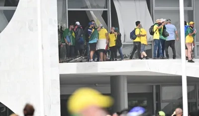 Manifestantes invaden sede del poder y la Presidencia de la República en Brasil.