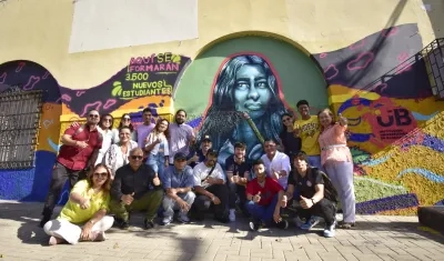 El Alcalde Jaime Pumarejo posa en el mural junto a un grupo de estudiantes.