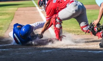 Meibrys Viloria pone out en el plato a Dilson Herrera, en la segunda entrada.