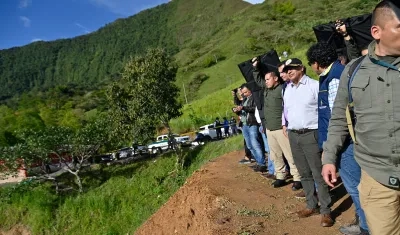 El Presidente Gustavo Petro visitando la zona de emergencia.