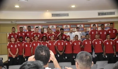 El grupo de jugadores del Junior posó con el acionista Fuad Char.