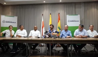 El Alcalde Jaime Pumarejo en reunión con los congresistas.