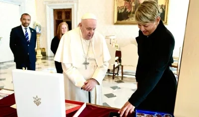 Papa Francisco y la Primera Dama Verónica Alcocer.