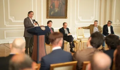 El Presidente Petro durante la reunión con los tenderos.