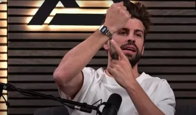 Momento en el que Piqué muestra su reloj Casio.