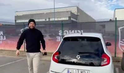 Gerard Piqué llegando en su Twingo.