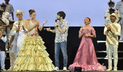 El Alcalde Jaime Pumarejo entregando las llaves de la ciudad a la Reina Natalia.