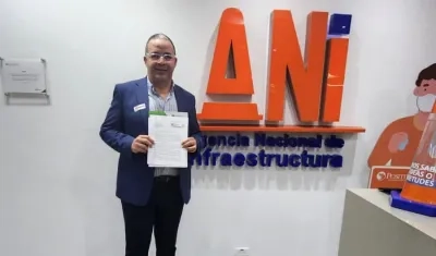 El Alcalde Roberto Celedón tras radicar la petición en representación de los mandatarios.