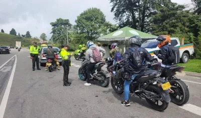 Control de la Policía de Tránsito en algunas vías del país.