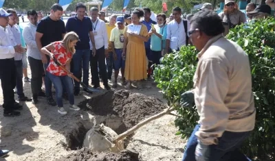 La Gobernadora Elsa Noguera presidiendo el inicio de obras.