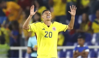 El atacante Daniel Luna celebrando el empate colombiano.