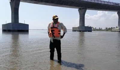 Sedimentación: un hombre camina en el río Magdalena debajo del puente Pumarejo.