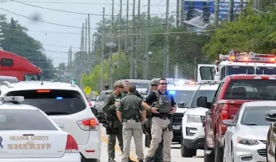 Policía monta guardia en localidad de Lakeland, Florida (EE.UU), después de un ataque armado.