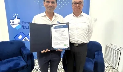 El Gerente de Triple A, Jairo De Castro, recibiendo la certificación.