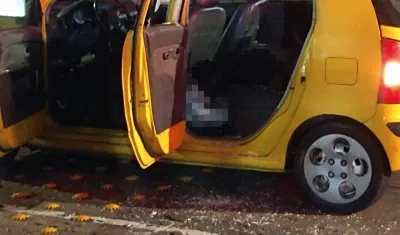 El taxi que fue atacado a tiros.