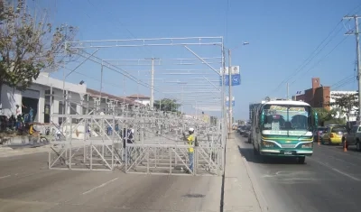 Montaje de palcos en la Vía 40.