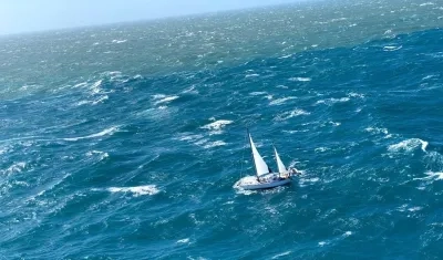 El velero estando a la deriva.