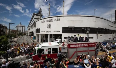 El cortejo fúnebre de Pelé partió del estadio Vila Belmiro de Santos.