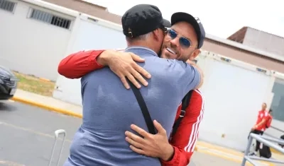 Sebastián Viera se abraza con su padre, Mario, que fue a recibirlo al aeropuerto de Trujillo.