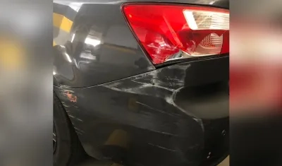 Así quedó el vehículo tras ser embestido por la camioneta de la Policía. 