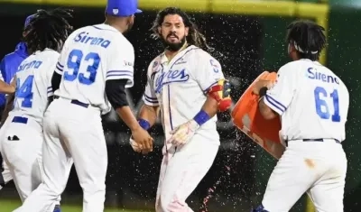 Jorge Alfaro es felicitado por sus compañeros del Licey.