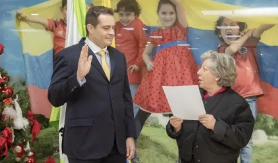 Álvaro Manuel González Hollman asumió ante la directora del ICBF, Concepción Baracaldo.