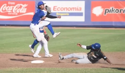 Carlos Arroyo pone out en segunda a un corredor de Vaqueros.