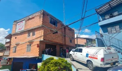 En el tercer piso de esta vivienda fueron hallados los cuerpos de dos hombres y una mujer.