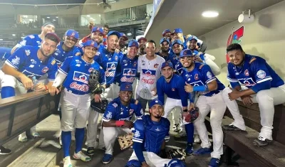 Carlos Bacca posó con los Caimanes antes del juego contra Vaqueros.