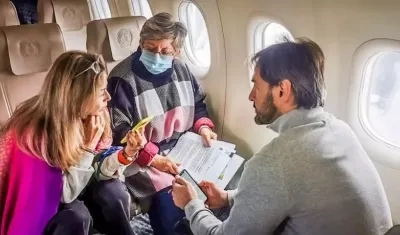 Concepción Baracaldo, directora nacional del ICBF, en vuelo al Guaviare.