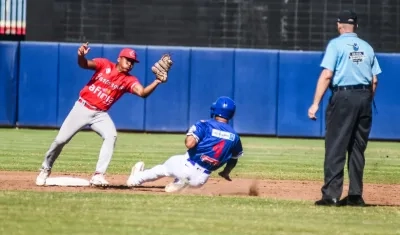 Brallan Pérez, de Tigres, pone out en segunda a Juan Zabala. 