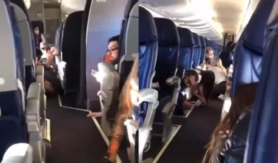 Pasajeros del vuelo 165 de Aeroméxico se protegen en plenos disparos contra la aeronave.