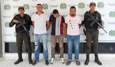 Los tres capturados fueron mostrados a la prensa de Valledupar.