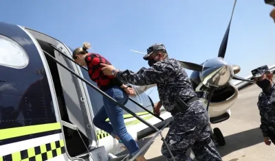 Momento en que era expulsada de El Salvador, Margareth Chacón Zúñiga.