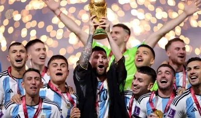 Lionel Messi leventando la Copa del Mundo en Catar.